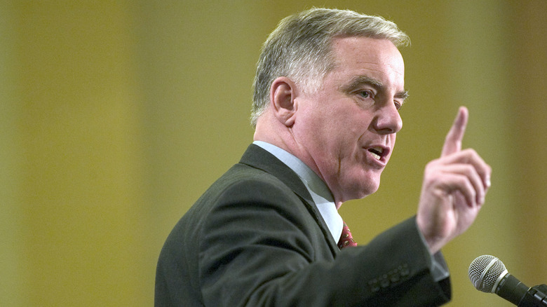 Howard Dean giving speech