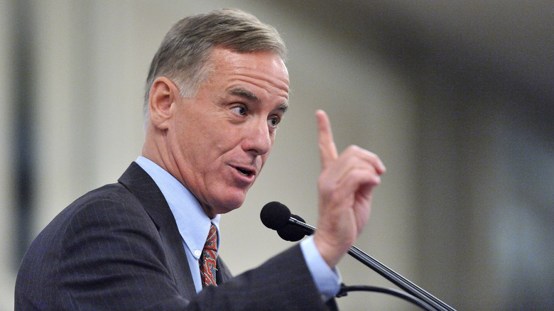 Howard Dean giving speech