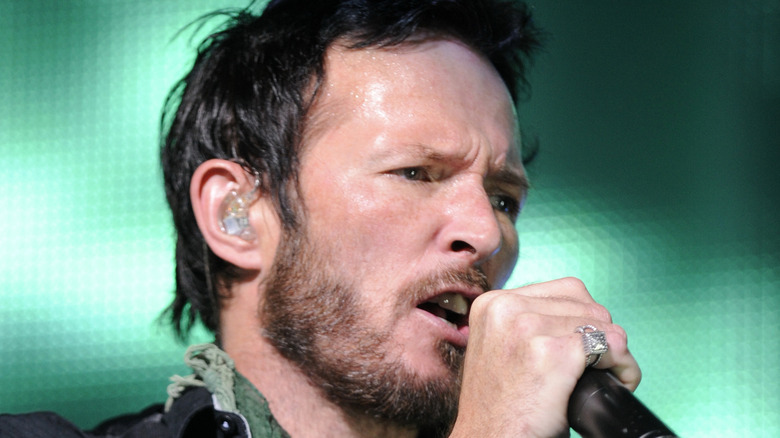 Scott Weiland singing