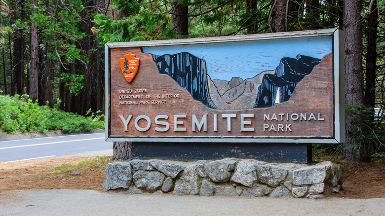 Yosemite National Park sign