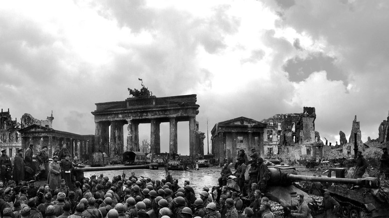 Soviet troops outside Brandenburg Gate