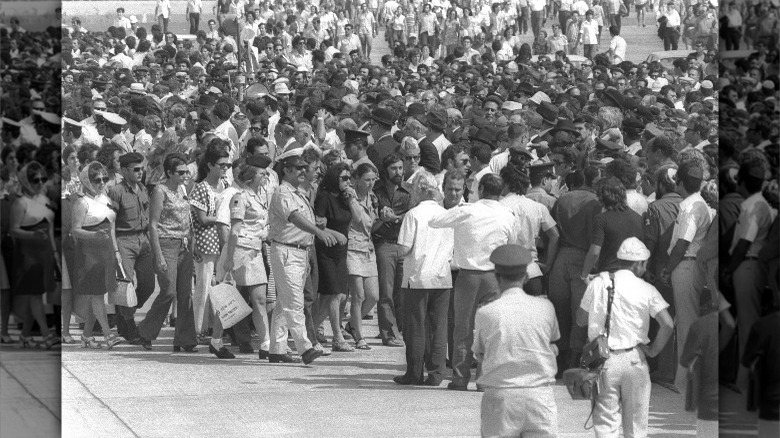 mourners at tel aviv memorial