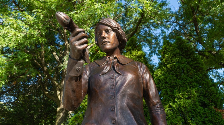 Radium girl memorial bronze statue