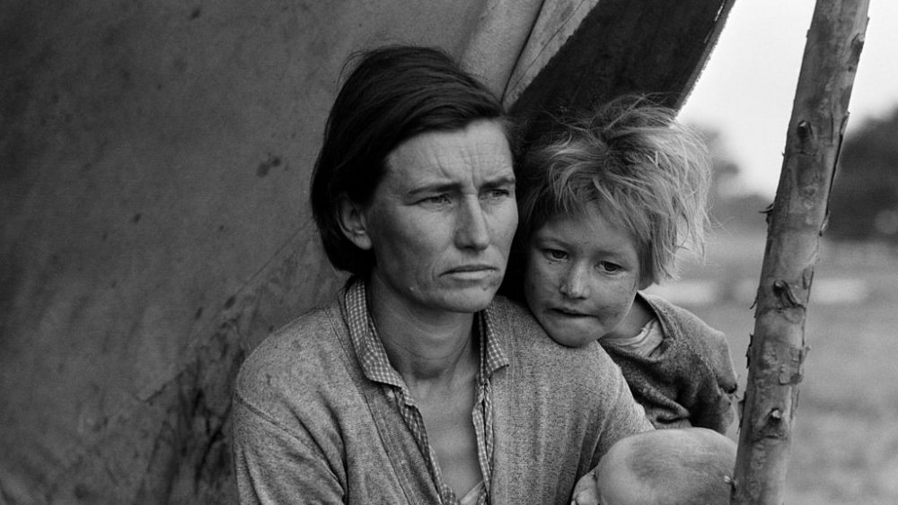 Migrant mother waiting with child