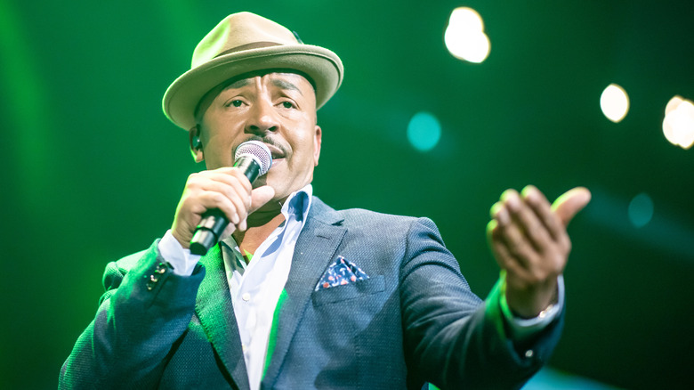 Lou Bega singing on stage