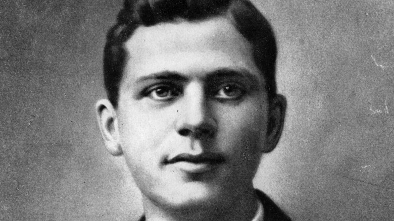 Leon Czolgosz poses