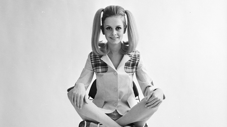 Twiggy, seated and posing