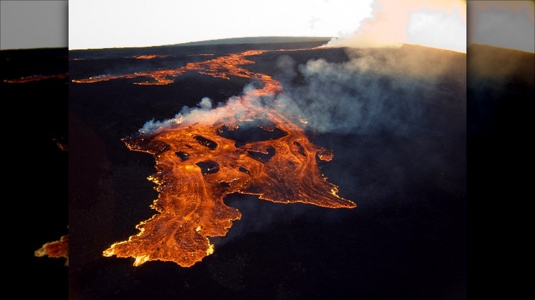 Mauna Loa volcano eruption lava flow