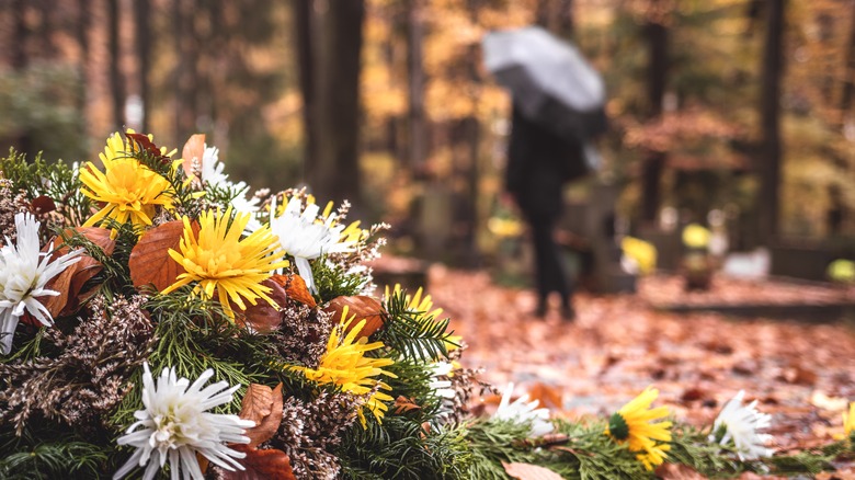 Flowers grave mourner