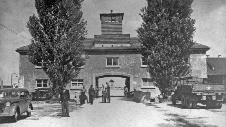 dachau concentration camp entrance