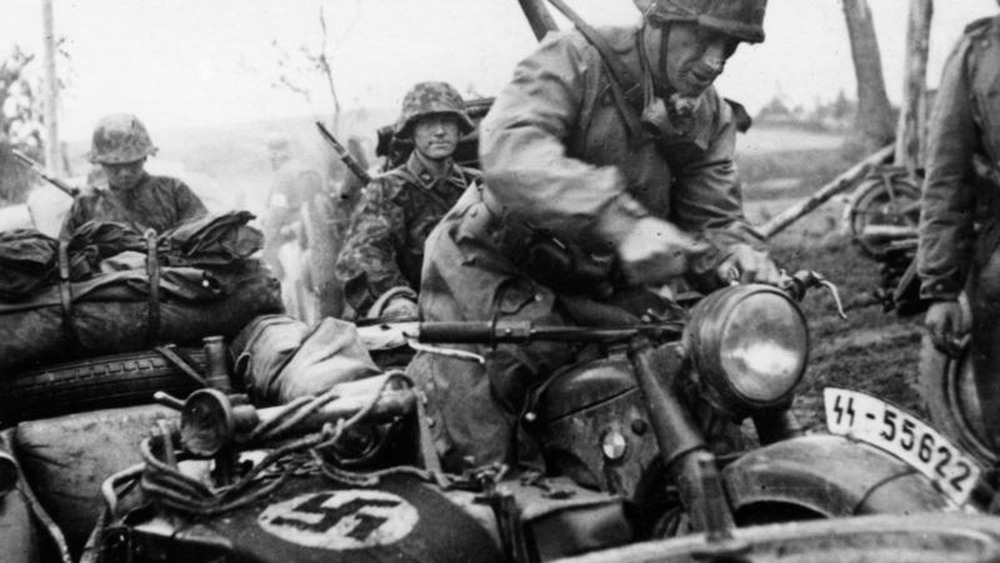 german soldiers, nazi flag WWII