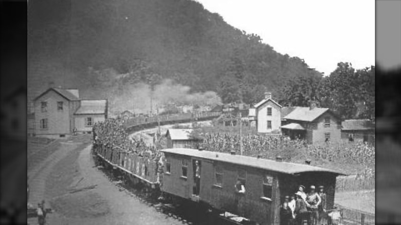 Coal Creek convicts on train