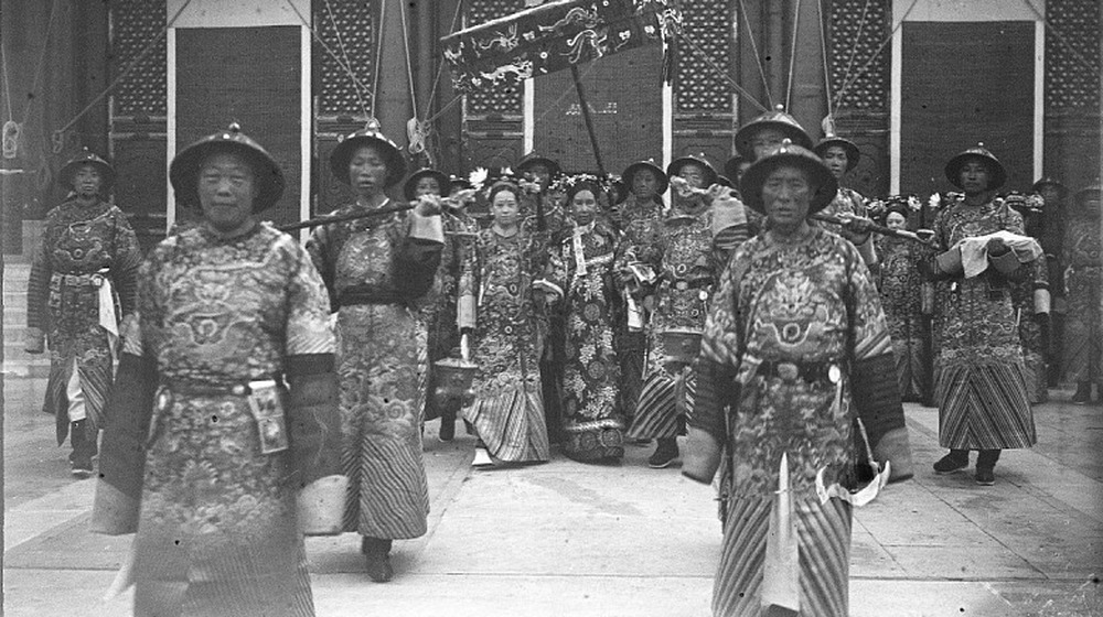 Empress surrounded by her eunuch attendants 