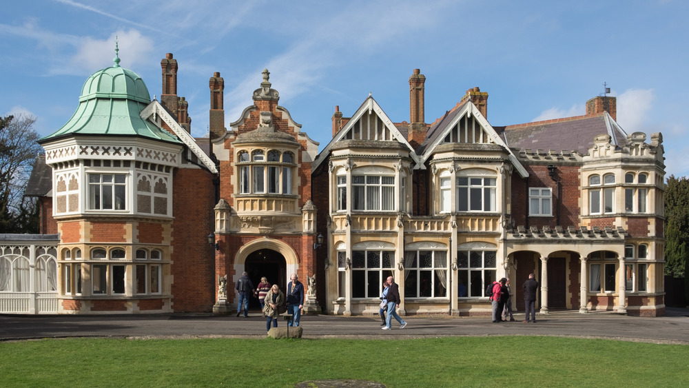 Cropped photo by DeFacto of Bletchley Park Mansion in 2017, https://creativecommons.org/licenses/by-sa/4.0/