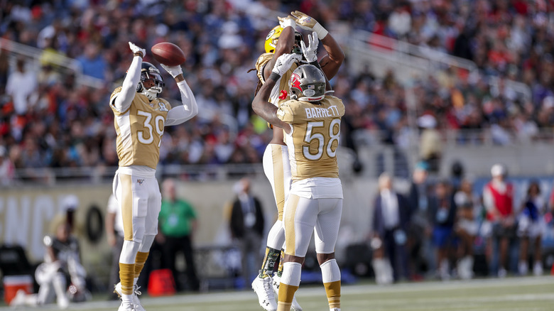 NFC defensive players imitating Kobe's fade-a-way 