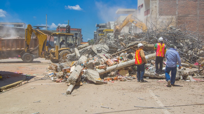 Rescuers in Equador earthquake ruins