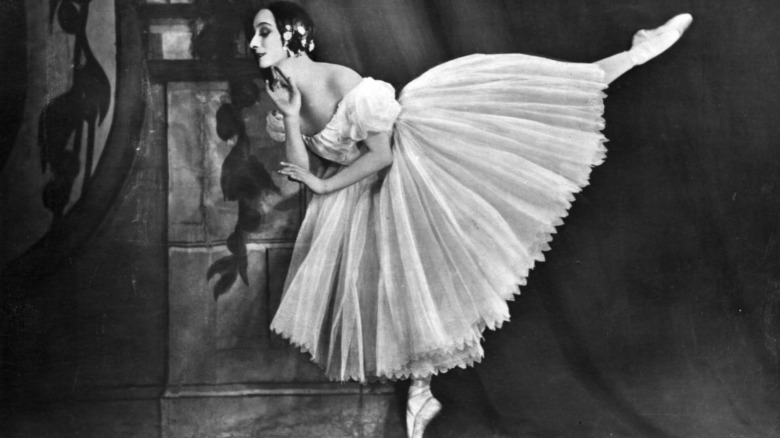 anna pavlova with leg in the air