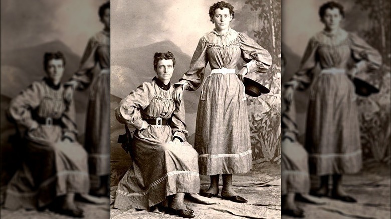 Helga Estby and her daughter Clara posing for a portrait