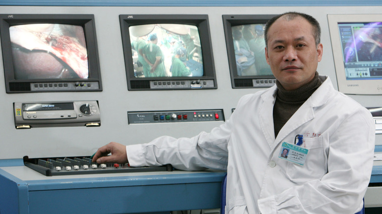 Surgeon with screens