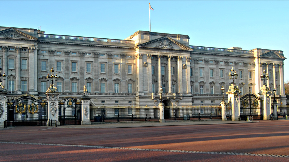 Cropped image of Buckingham Palace taken December 25, 2014, https://creativecommons.org/licenses/by-sa/2.0/