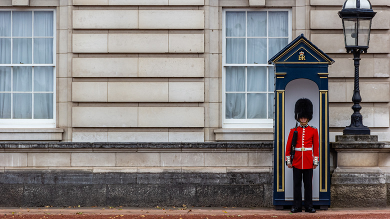 Small guard house behind standing guardsman