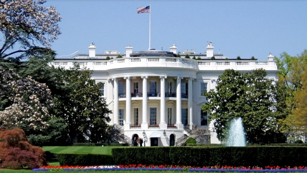 The south side of the White House in 2006 (cropped, https://creativecommons.org/licenses/by-sa/4.0/)