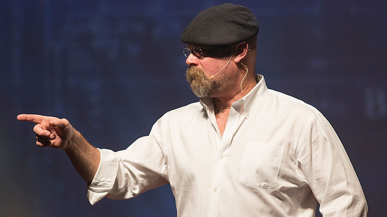 Jamie Hyneman points right black hat