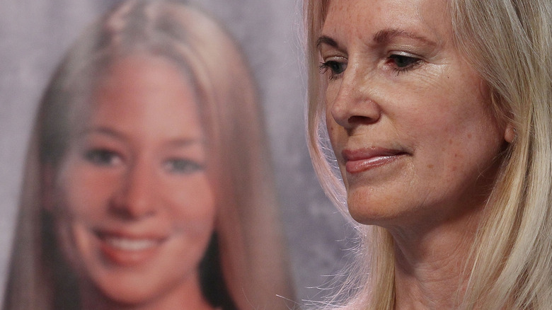 Beth Holloway with picture of Natalee 