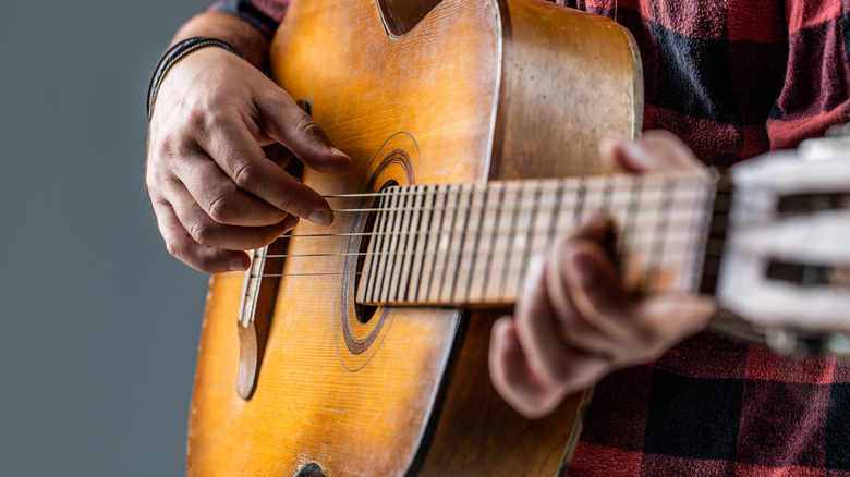 hands playing guitar