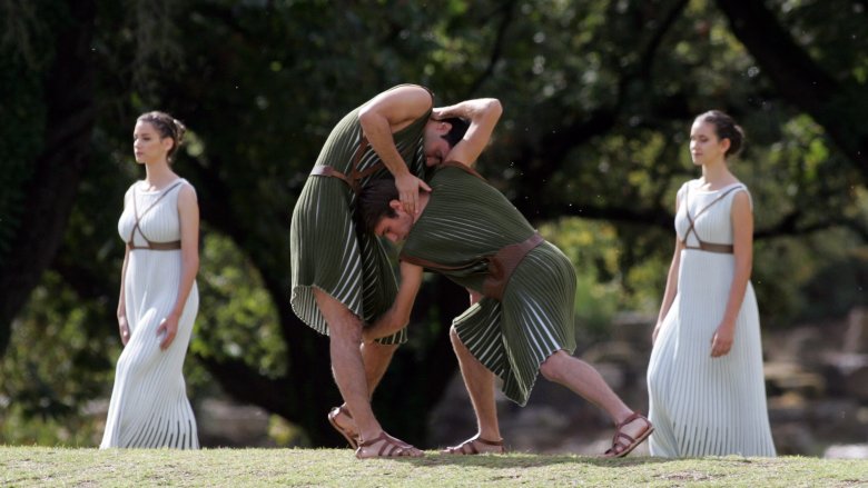 Ancient Greek women, men wrestling