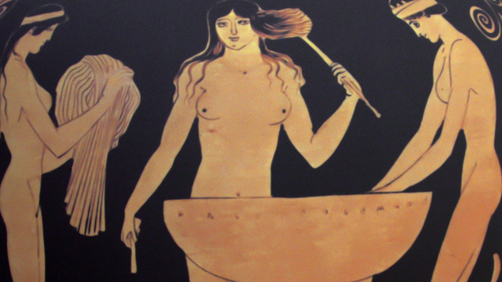 A courtesan painting on the pottery from the 5th century BCE