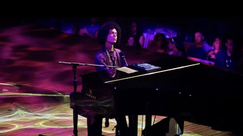 prince eyes closed playing piano in 2016