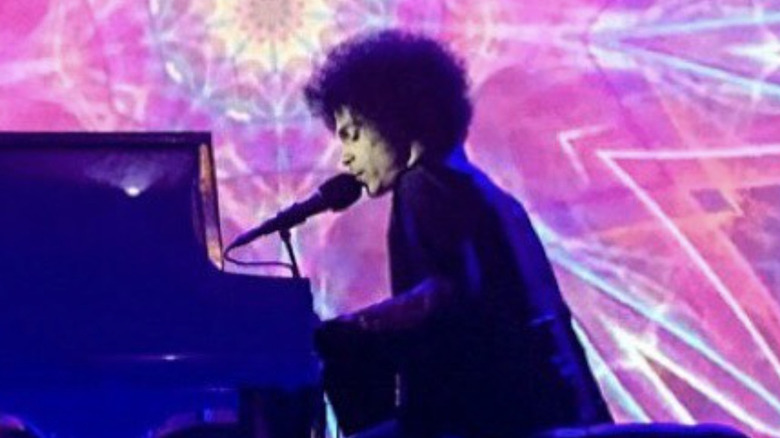 prince playing piano in last show in atlanta in 2016