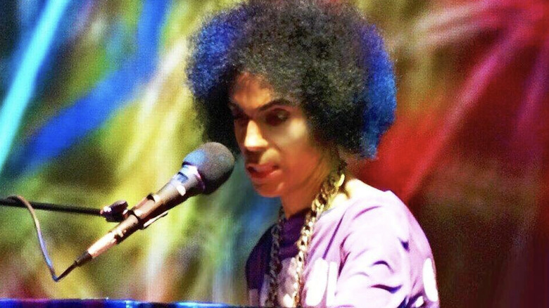 prince singing and playing piano in 2016 tour