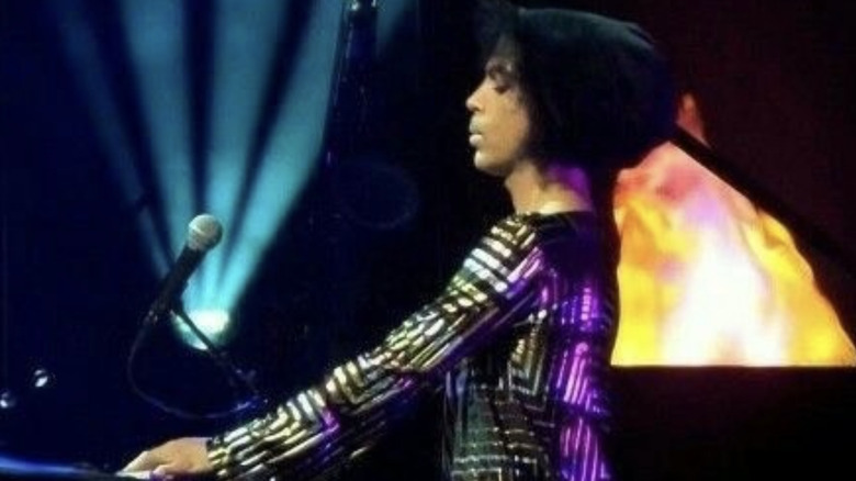 prince playing piano on 2016 tour with eyes closed