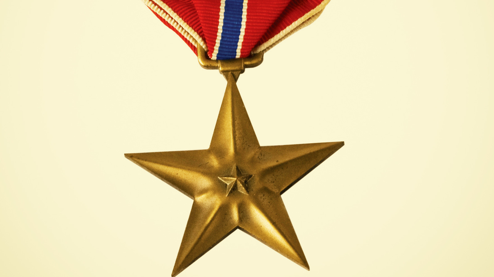 what-qualifies-members-of-the-armed-forces-for-a-bronze-star-medal