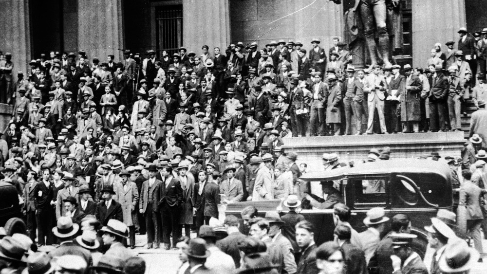 Crowd surrounding the statue of George Washington