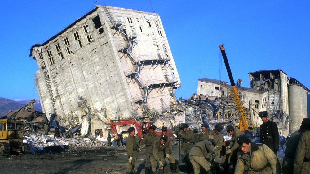 Destroyed building and soldiers