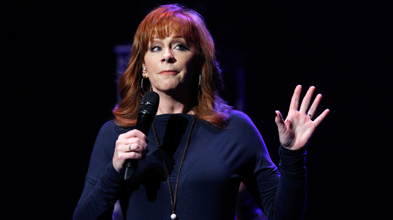 reba mcentire performing on stage