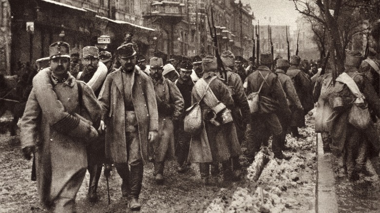 WWI POWs marched down a street