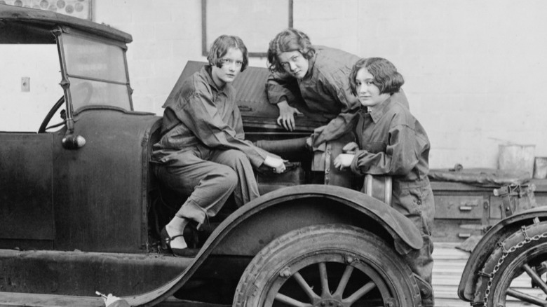 Women work on car