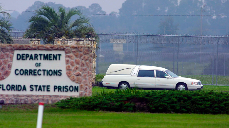 Hearse carrying the body of Aileen Wuornos after her execution