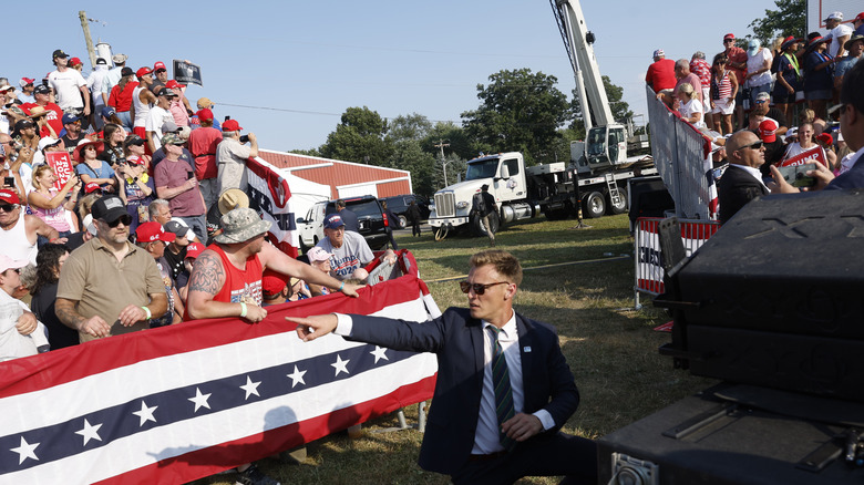 Secret Service agent amid Trump crowd 