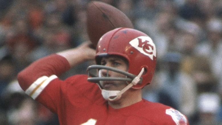 Len Dawson throwing football