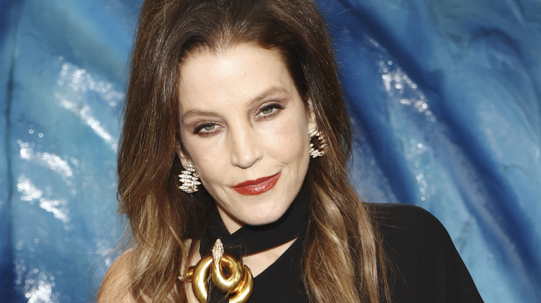 Lisa Marie Presley smiling Golden Globes blue background