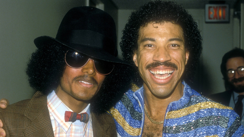 Michael Jackson poses with Lionel Richie
