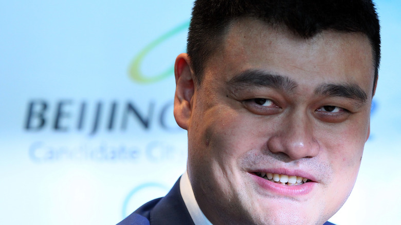 Yao Ming posing with Olympics sign