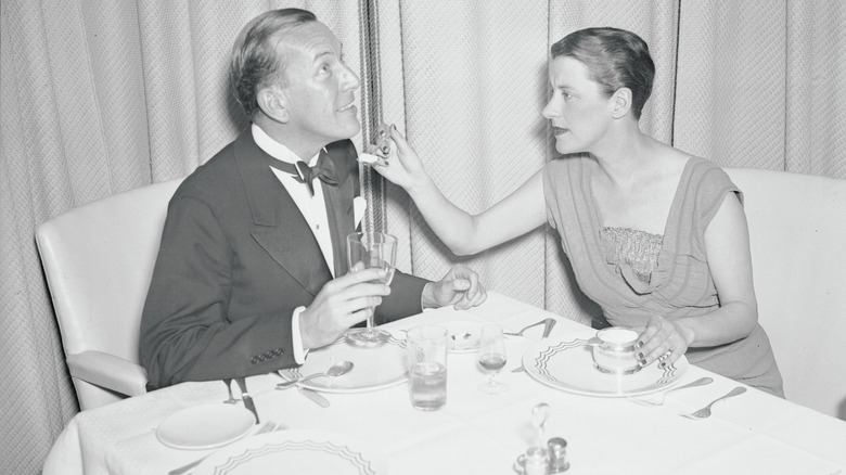  Beatrice Lillie offers Noel Coward a lump of sugar