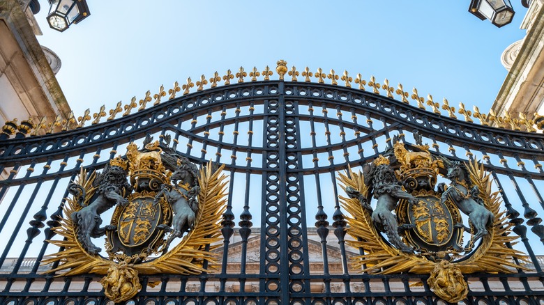 Gates at Buckingham palace