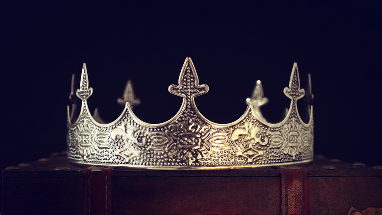 Generic medieval crown on chest 